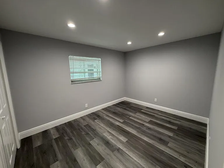 320 SW 1st St #D-4 — Photo 8