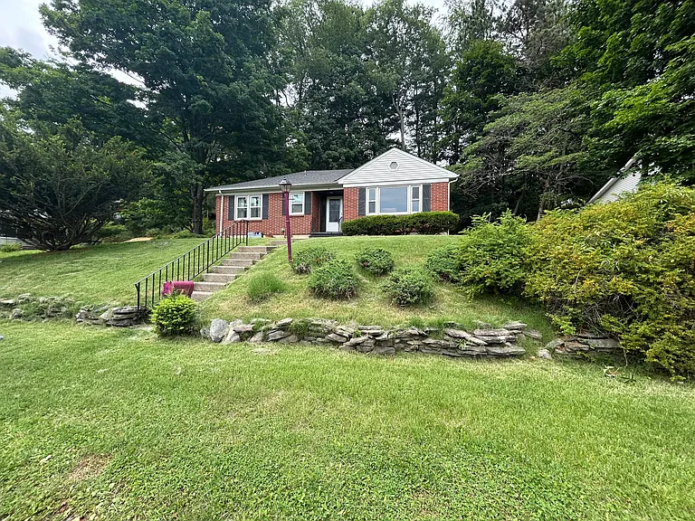 114 Maple Ave — Photo 2