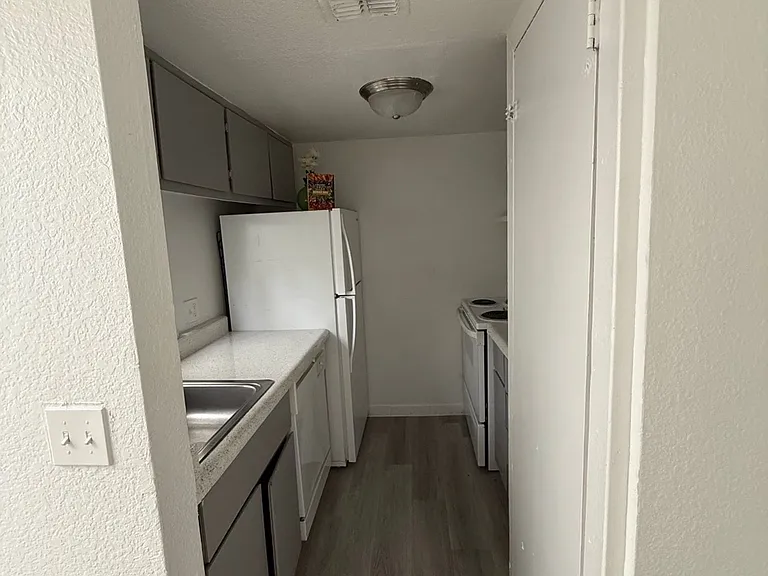 Desert Wind Apartments — Photo 13