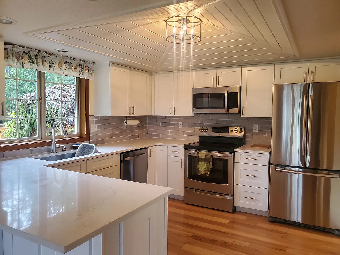 Beautiful home over the Hammersley Inlet — Photo 3