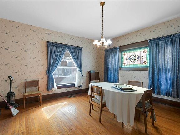 4th image of 209 E Crawford St