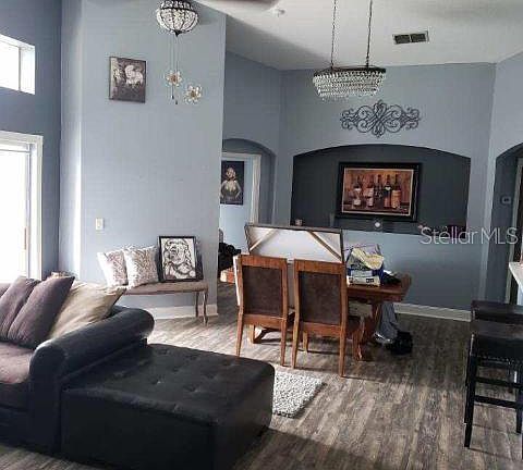 5th image of 224 Prince Charles Dr