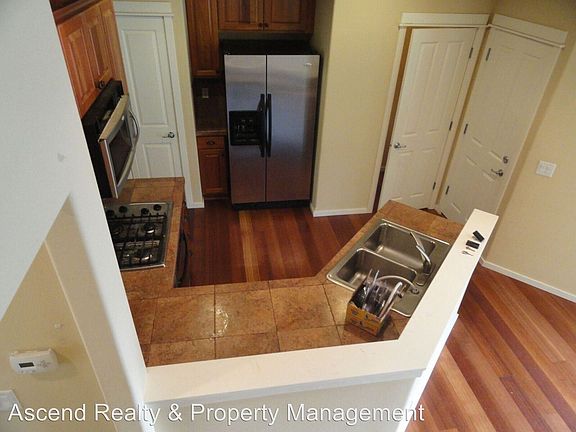4th image of 746 NE 72nd Ave