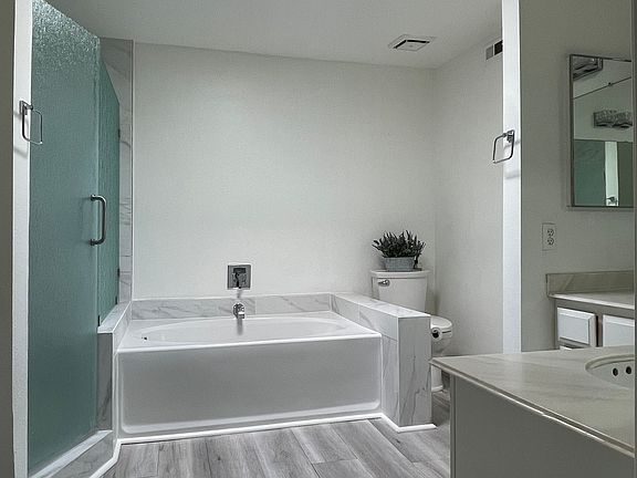 Master in-suite bath