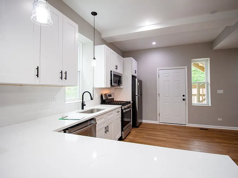 Amazing 4-bed Duplex by UIC — Photo 15