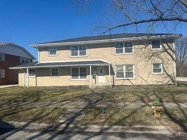 2 bed, 900 sqft, $1,824 — Photo 1