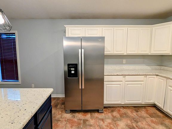 5th image of 50 Rebecca Ln