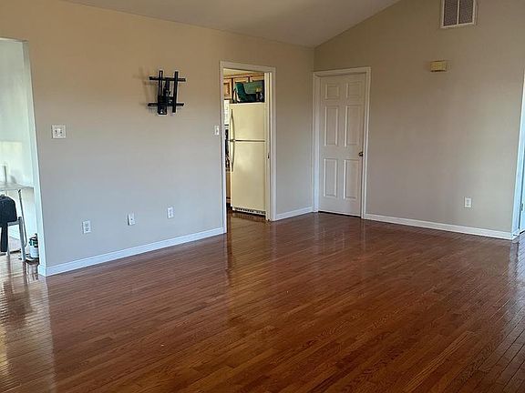 5th image of 412 Roland Rd