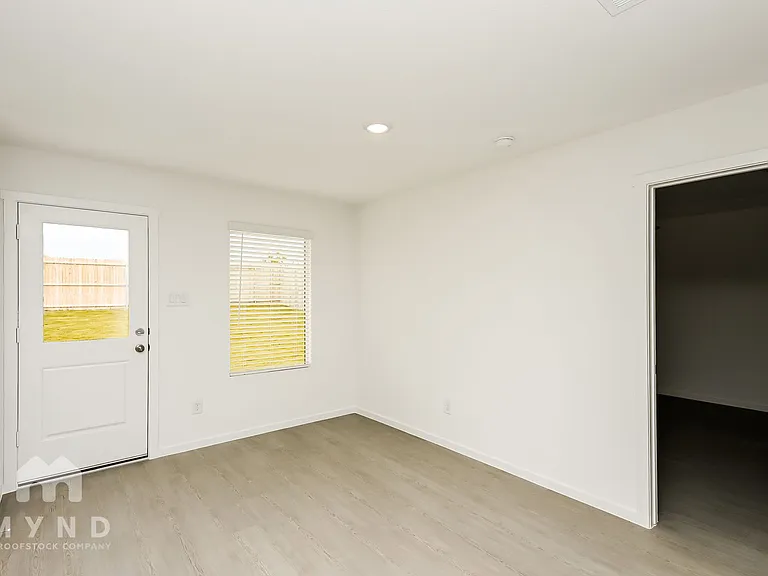 2652 Mistwood Dr — Photo 12
