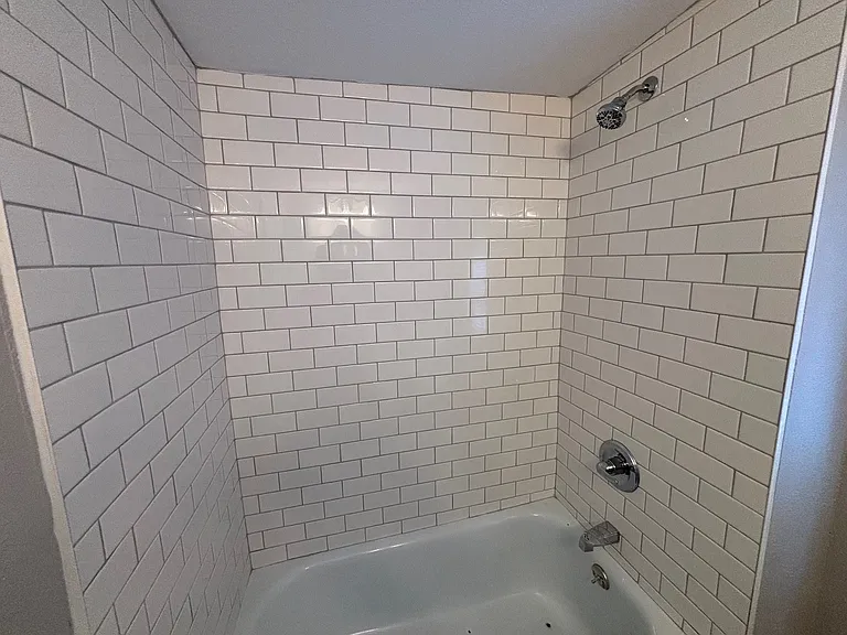 402 E Elm St #1/2 — Photo 4