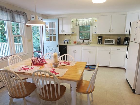 Easy access from kitchen to deck