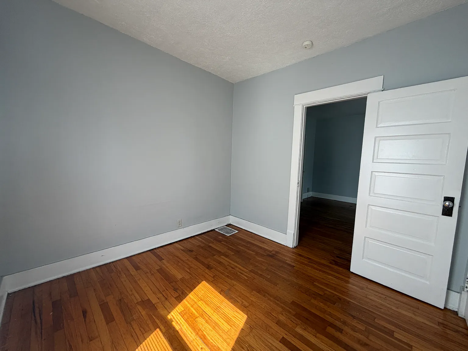 3 bed, 1.5 bath, 1296 sqft, $1,300 — Photo 2
