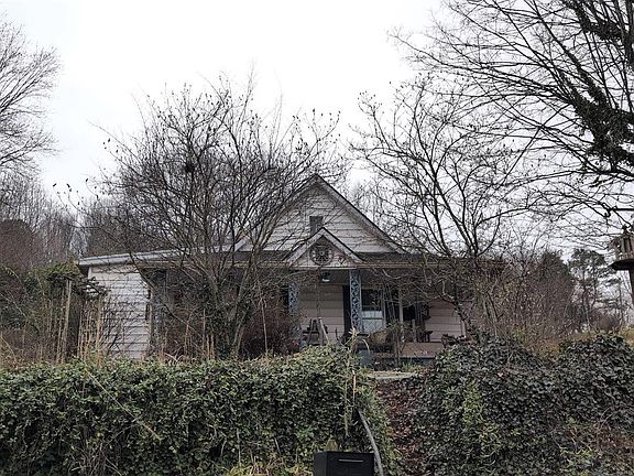3rd image of 105 Douglas Ln