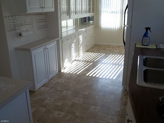 5th image of 1724 N Douty St