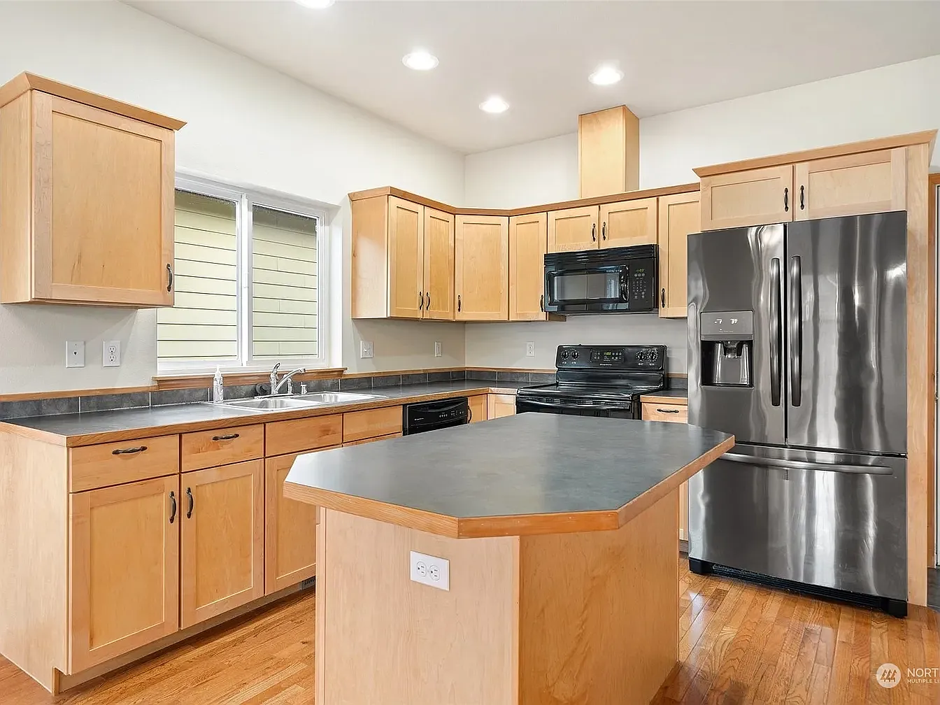 3 bed, 1522 sqft, $2,400 — Photo 3