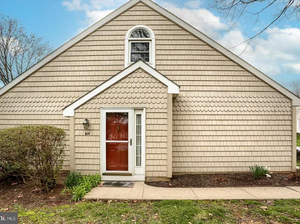 204 Crescent Dr, Hershey, PA 17033