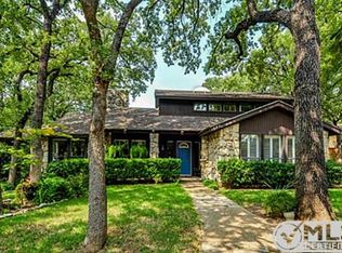 607 Country Green Ln, Arlington, TX 76011