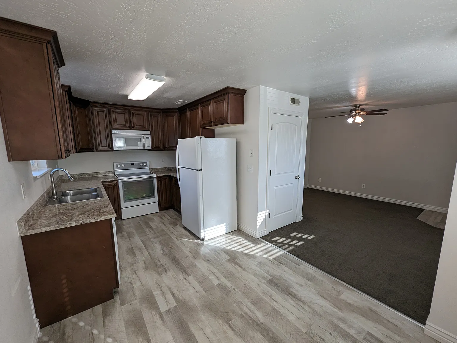 2 bed, 825 sqft, $1,300 — Photo 2