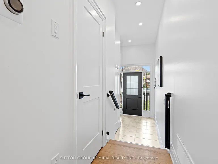 1026 Wright Dr — Photo 2