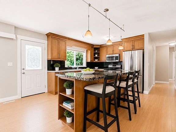 5th image of 3370 Viewmount Dr