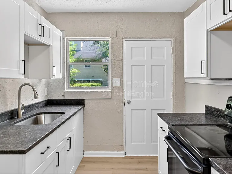437 Carver Ln — Photo 3
