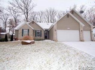924 Edgewood Dr, Highland, MI 48356