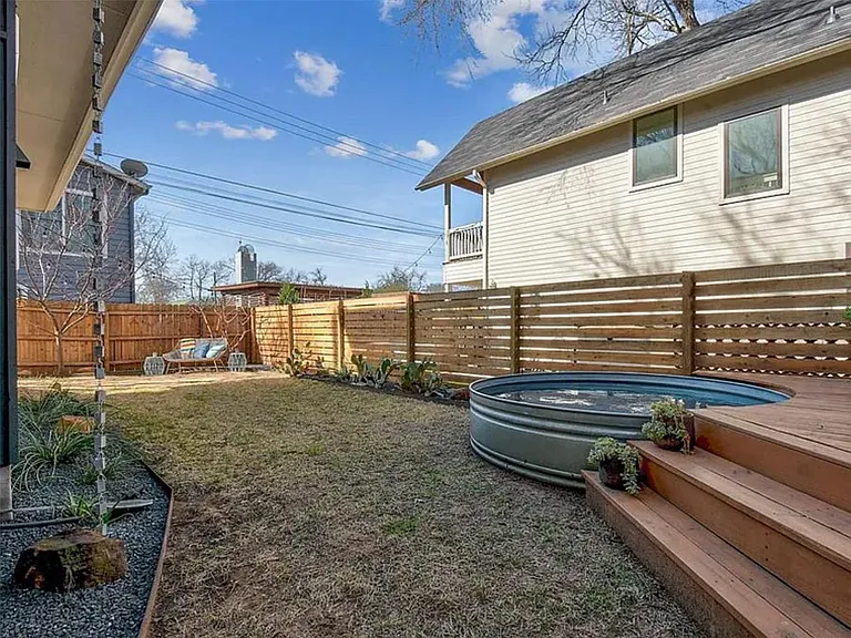 2709 E 3rd St #2 — Photo 21