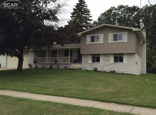 11368 Grand Oak Dr, Grand Blanc, MI