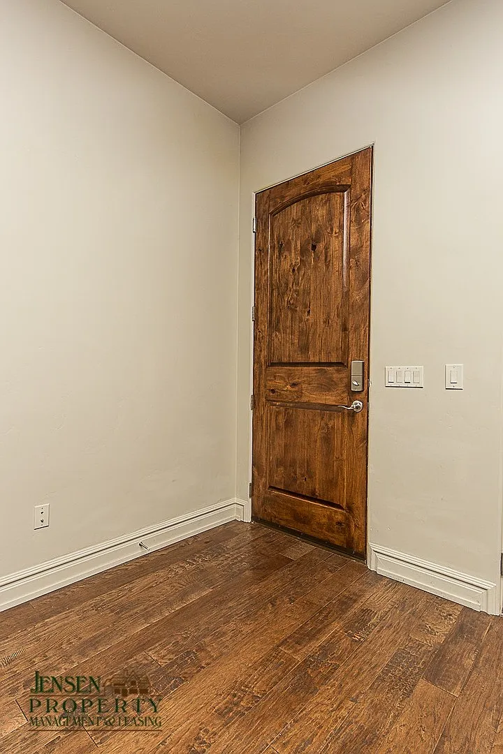 Three Bedroom with Views! — Photo 4