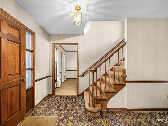 4th image of 409 Essex Ct