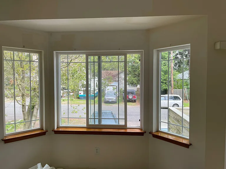 Living area with lots of windows & natural sun light