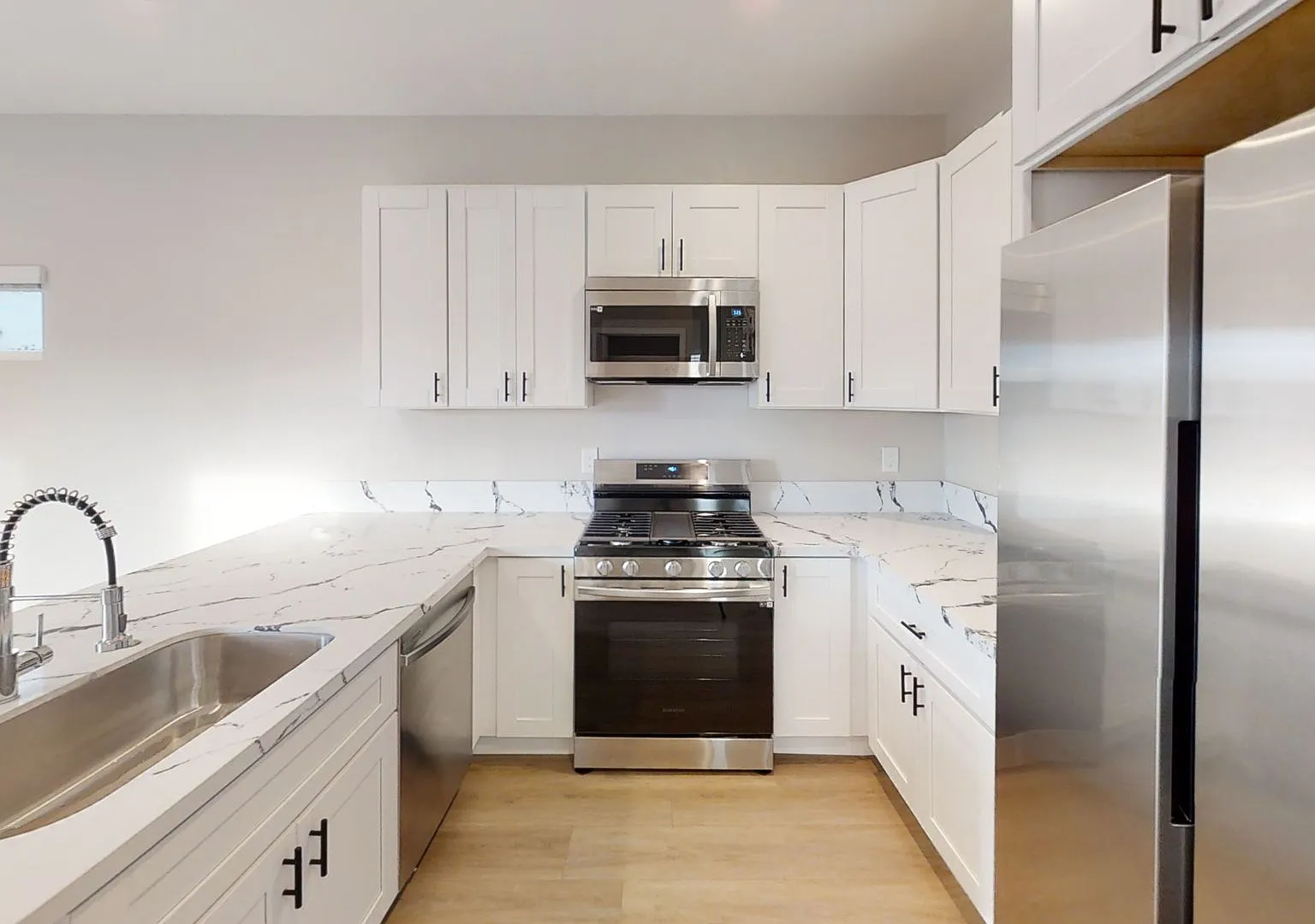 4BD/2BA on the Corner of Catoctin and Montezuma — Photo 2