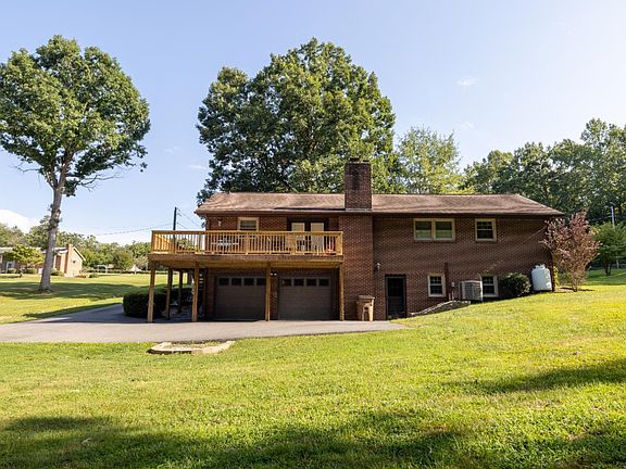 4th image of 733 Spring St
