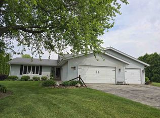 9915 Applegate Dr, Roscoe, IL 61073