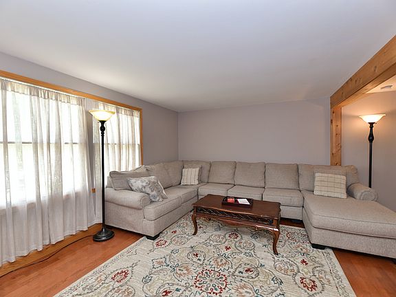4th image of 330 Burton Ln