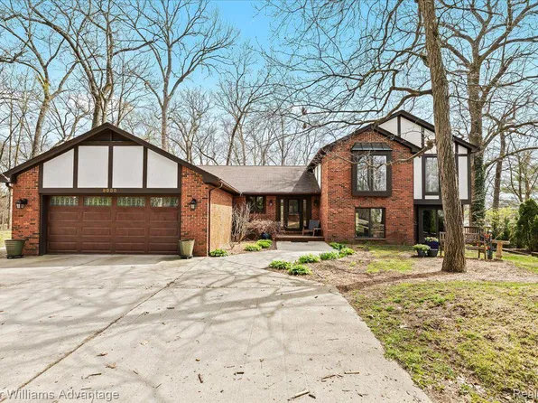 9030 Hillview Dr, South Lyon, MI 48178