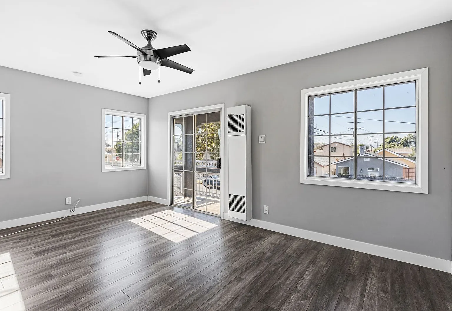 Beautiful 1BR 1BA Unit with Attached 1-Car Garage Located Near USC — Photo 3