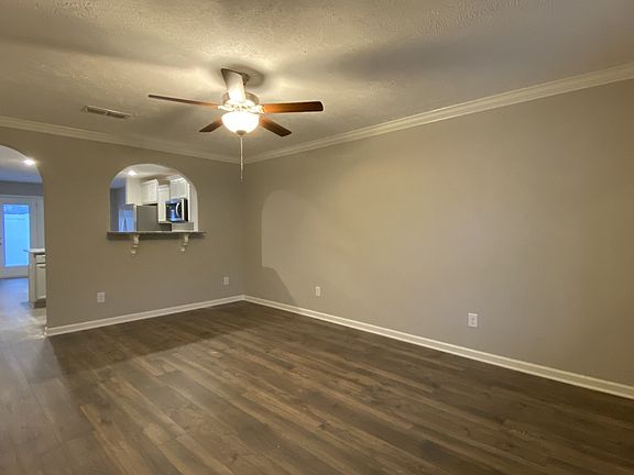 Great room with ceiling fan, crown and laminate flooring Photo file