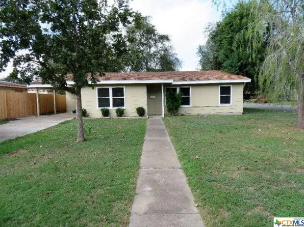 1017 E Randall St, Beeville, TX 78102