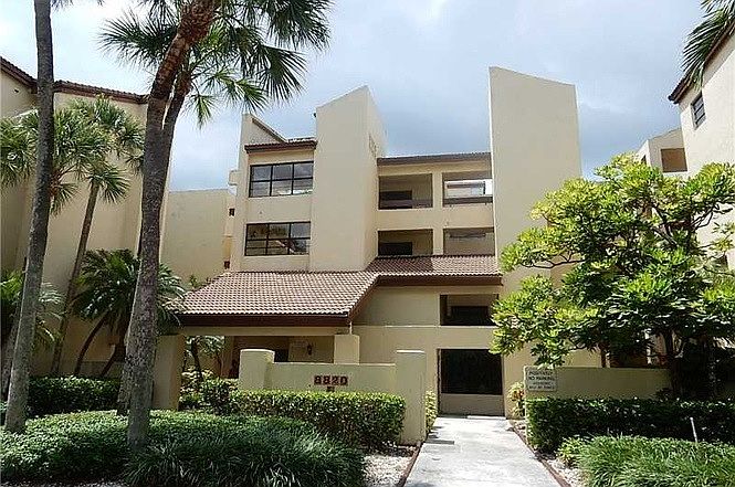 Beautiful 2/2 unit in 2nd floor. Gated complex. Large bedroo