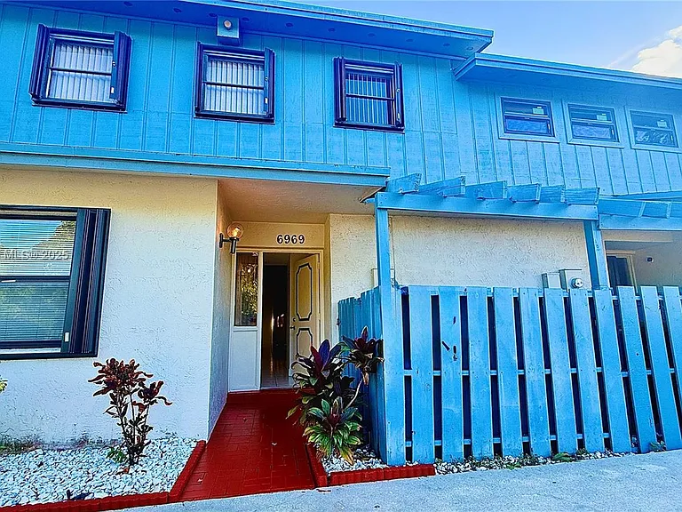 6969 SW 36th Dr — Photo 3