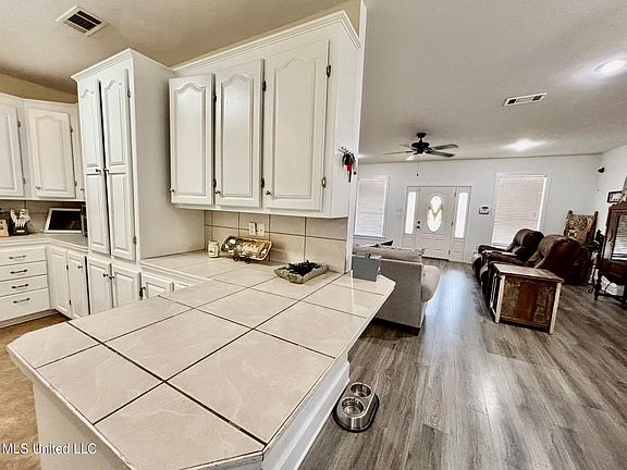 5th image of 1010 Deerfield