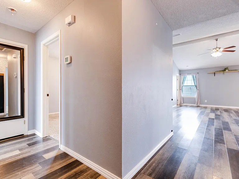 1221 Elmo Ln — Photo 4