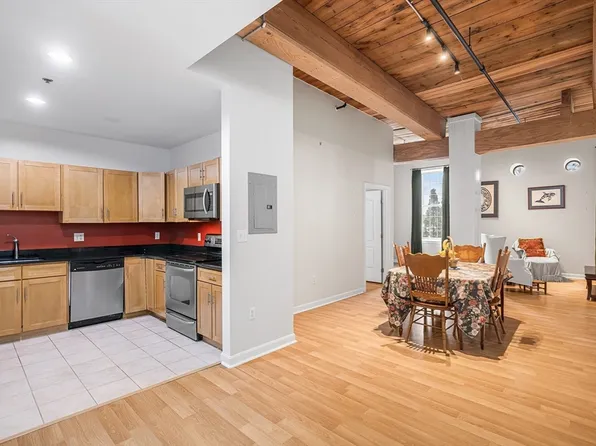 52 Lawrence Dr #M206, Lowell, MA 01854