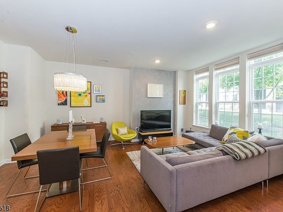 5th image of 10 Dahlia Ln