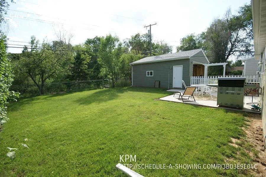 3 Bed | 1 Bath | Double Car Garage | West — Photo 3