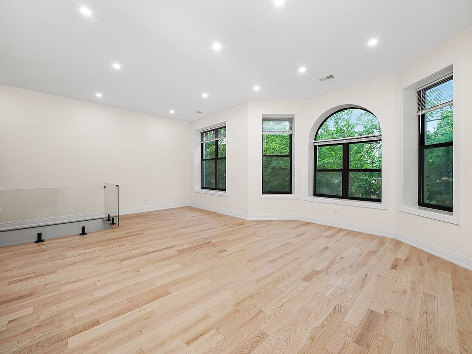 1st image of 700 W Aldine Ave APT 3