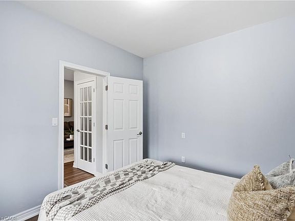 5th image of 241 Rosslyn Ave N