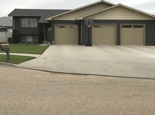 3308 33rd Ct SE, Minot, ND 58701