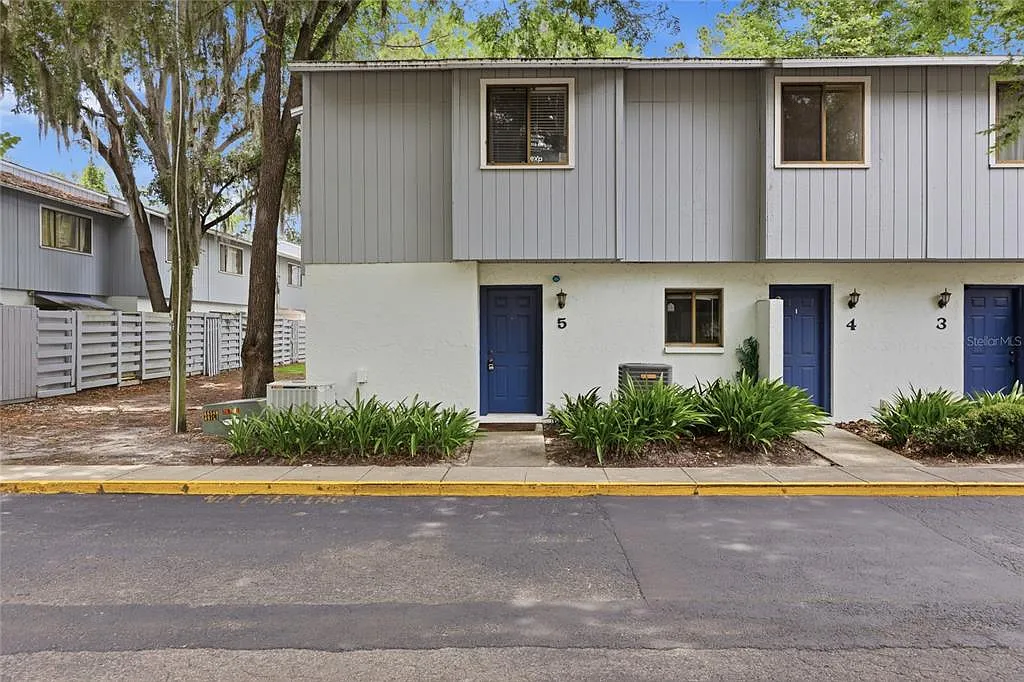 3 bed, 2.0 bath, 1106 sqft, $1,980 — Photo 1